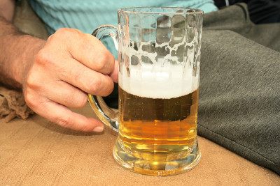 手里拿着啤酒