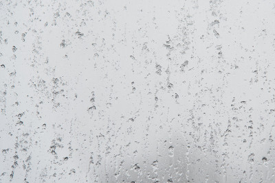 窗口与雨雪滴，恶劣天气背景纹理与复制空间
