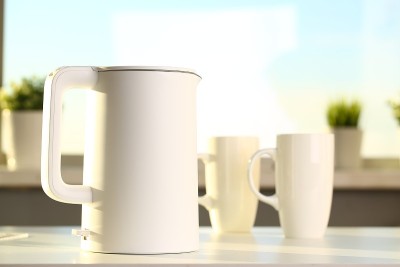 茶壶和两个时髦的茶杯在桌子上
