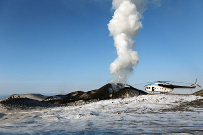 托尔巴克奇火山爆发附近的直升机和游客。堪察加半岛