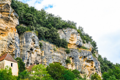 La Roque Gageac村，法国。悬崖悬在村庄上方。