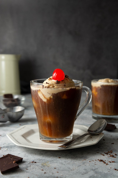 玻璃杯装的冰淇淋和咖啡。affogato喝咖啡。