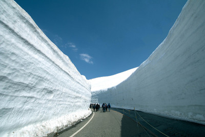 山黑袍高山径雪山墙