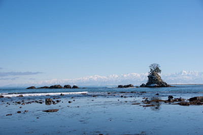 平静的大海，蓝天和立山山脉从天原海岸