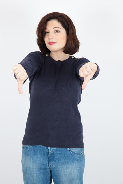 美丽的女人在不同的衣服里有不同的表情
