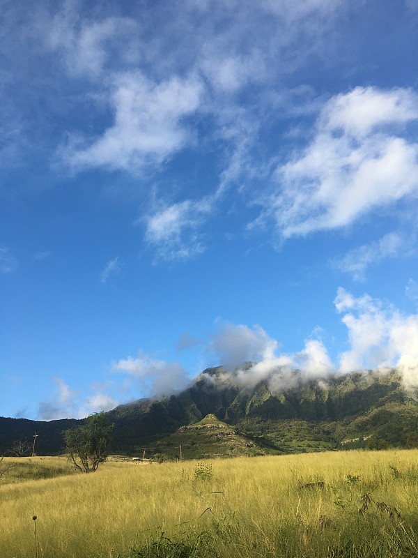 夏威夷瓦胡岛的怀亚纳山谷，有金字塔和彩虹。