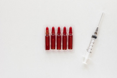 白底为注射用维生素B组的安瓿瓶和注射器的俯视图