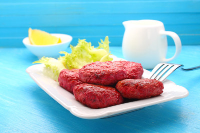 白色盘子上的肉块和甜菜根