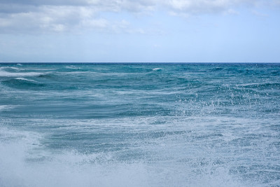风大浪急的海面