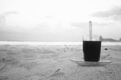 海滩上的咖啡杯