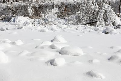 白雪皑皑的小溪(荻田山国家公园，江原道，韩国)