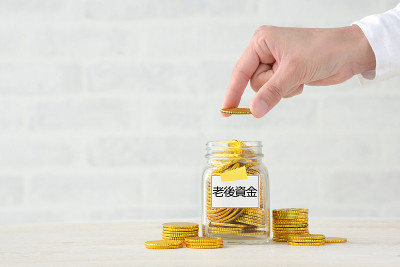 人类的手在为老年存钱