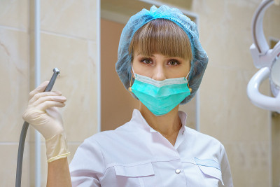 一位女牙医手里拿着一台硼机