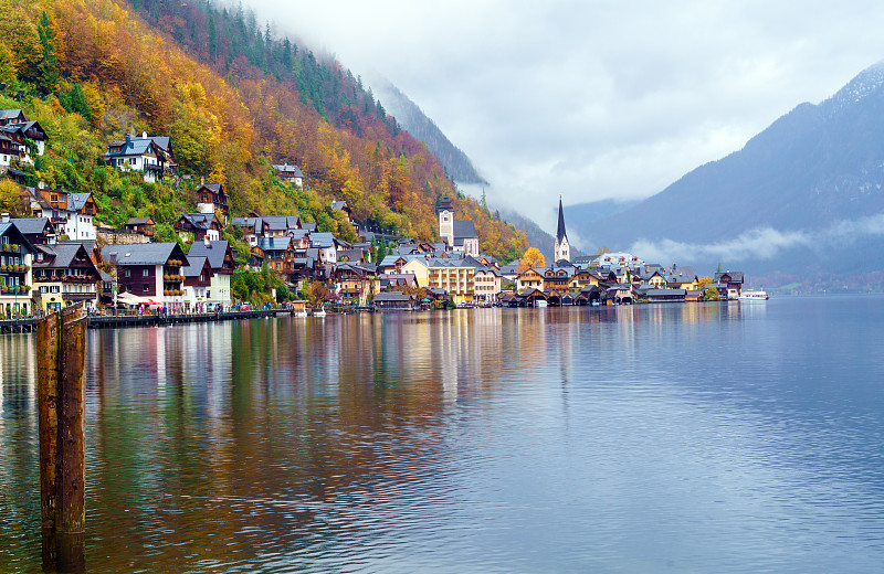 奥地利萨尔兹卡默古特地区著名的哈尔斯塔特村湖景