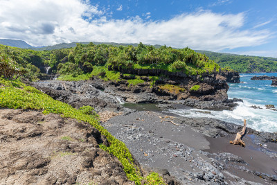 哈纳岛附近的毛伊岛海岸线