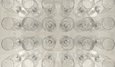 现实的空酒杯