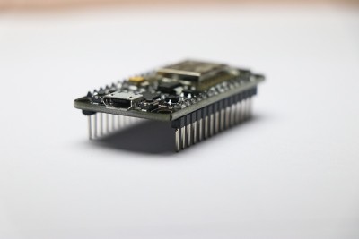 在白色背景上制作物联网项目原型的开源固件的关闭