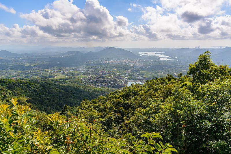 山、热带森林、野田公园和三亚市的全景。Yanoda热带雨林文化旅游区，海南岛亚龙湾热带天堂森林公园。预览效果