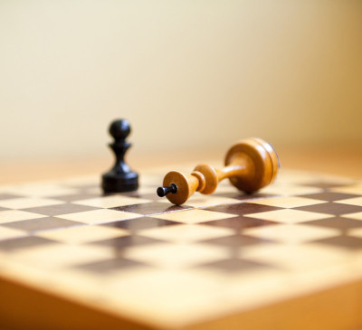 Pawn战胜了国王。棋子。