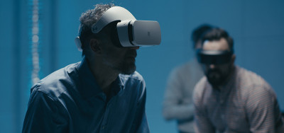 工程师在办公室使用VR眼镜