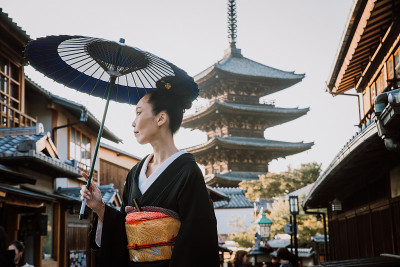 美丽的日本老年妇女走在村里。典型的日本传统生活方式