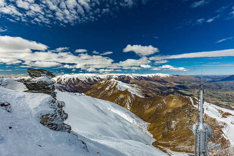 新西兰山全景和滑雪斜坡从皇冠峰滑雪胜地，皇后镇