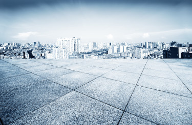 从空荡荡的楼层俯瞰重庆的城市景观和天际线