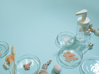 基于天然成分的环保化妆品。护肤用的乳霜和血清。