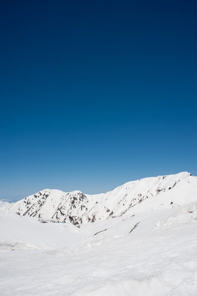 富山县田山高山路线上白雪覆盖的小山和蓝天