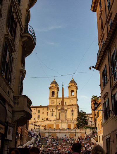 意大利罗马。背景是Trinità dei Monti，著名的楼梯可以俯瞰西班牙广场。