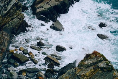 岩石和海浪在海边