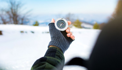 在雪山上用指南针的人