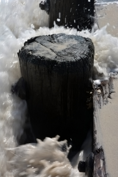 海浪拍打着木制海滩码头