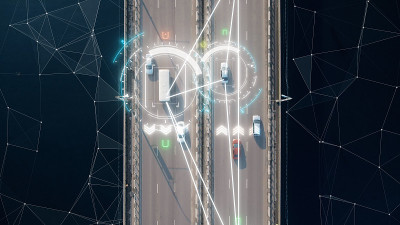 无人驾驶或自动驾驶汽车的4k鸟瞰图。经过高速公路的车辆车牌号、限速、身份证号码显示。未来的交通工具。