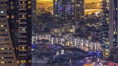 夜间迪拜码头的水渠