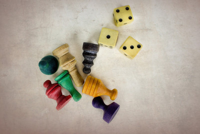 骰子和木制棋子
