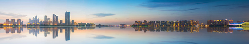 夕阳下现代城市建筑的天际线，中国苏州