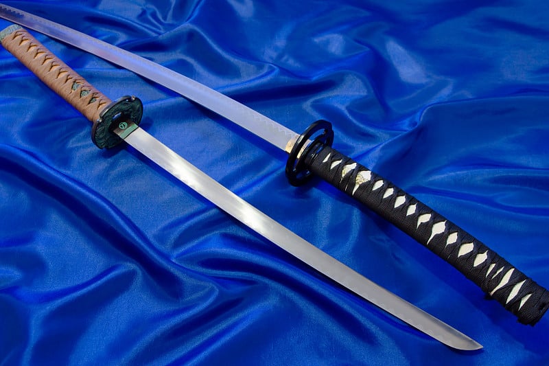 日本武士刀的刀。武士的武器。这是一位武术大师手中的强大武器。