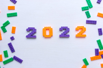 数字2022从多色儿童建筑工具包隔离在白色背景。
