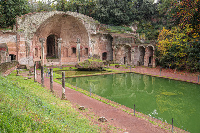 古水池被称为Canopus，在Villa Adriana(哈德良的别墅)被希腊雕塑包围，在Tivol