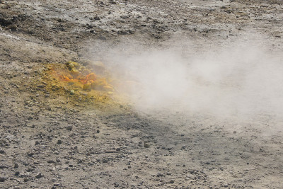 意大利福勒格里安地区索尔法塔拉火山口的火山喷气孔