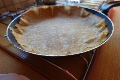 甜煎饼在平底锅里煮