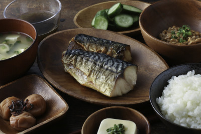 烤鲭鱼套餐和健康的日本食品