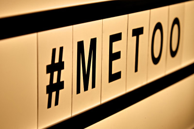 “#METOO”文本在lightbox中的特写。女性赋权教育运动。