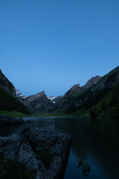 美丽的风景在瑞士高山湖泊在蓝色的时间。在太阳升起之前，美丽的晨光。世界上最美丽的地方之一的史诗般的风