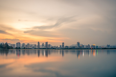 黄昏时，湖面映照出城市的夜景