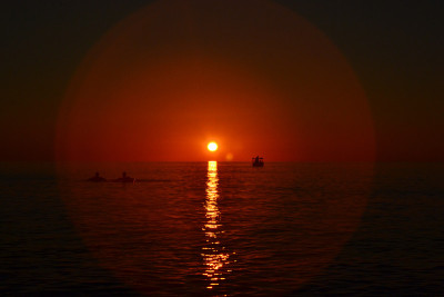 海滩上红色的夕阳