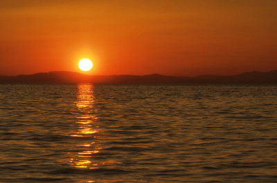 美丽的日落在Halkidiki，阿陀斯，希腊