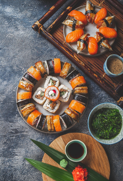 寿司和卷套装。Japonese食物。俯视图