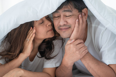 快乐的亚洲老年夫妇有美好的时间在家里。老年人退休与健康公民老年观念。